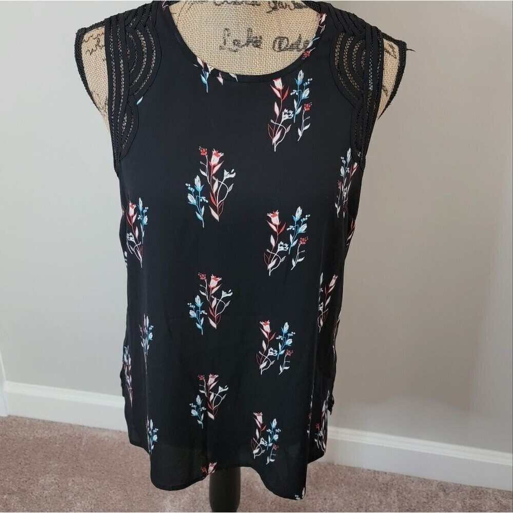 NWOT Danielrainn floral top with Embroidery